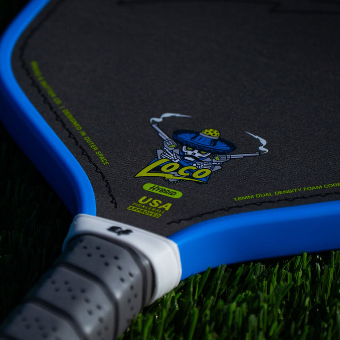 LOCO Hybrid Azul close-up showing textured carbon face, blue edge and gray handle